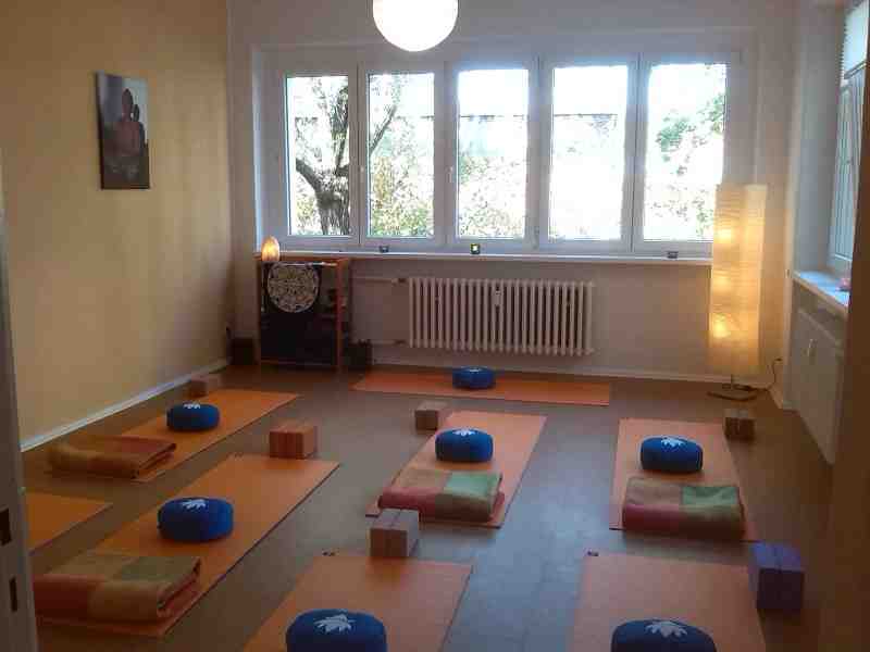 yogaraum-yogaunterricht-in-kleinen-gruppen